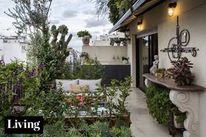 Terrazas y balcones frondosos y bien equipados para entusiasmarse con la primavera