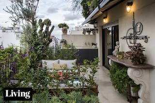 Terrazas y balcones frondosos y bien equipados para entusiasmarse con la primavera