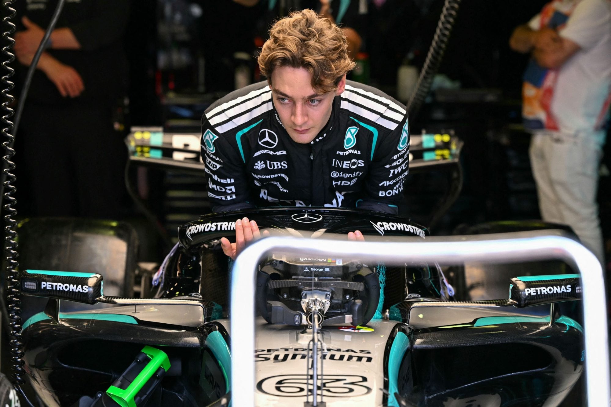 George Russell y Mercedes ratificaron el favoritismo que sugerían las prácticas; el inglés dominó ampliamente el sábado en Melbourne y partirá primero en la carrera, justo delante de su compañero, Kimi Antonelli.
