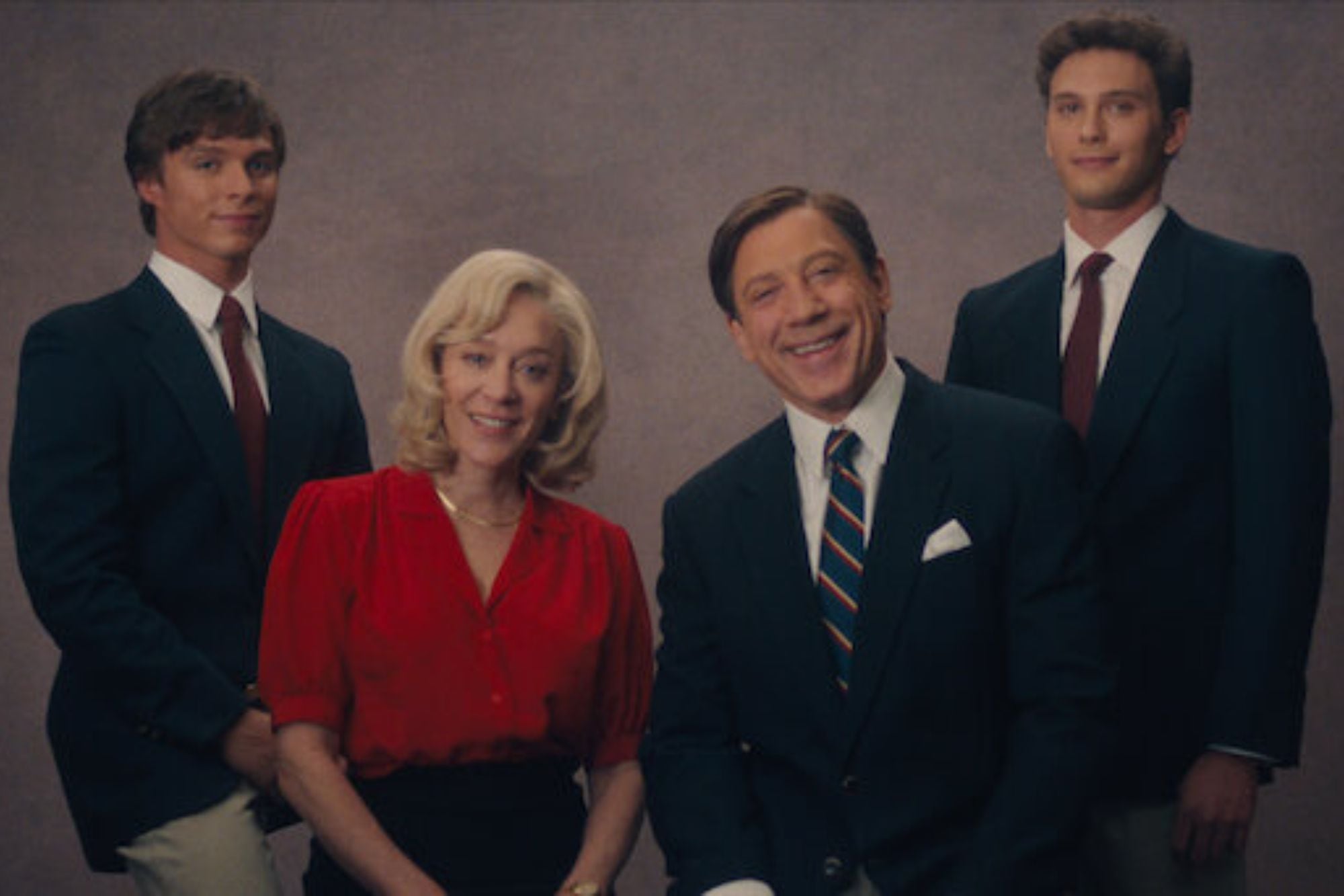 Cooper Koch, Javier Bardem, Chloë Sevigny y Nicholas Alexander Chavez, los protagonistas de la serie que repasa una de las historias que conmovió a los Estados Unidos