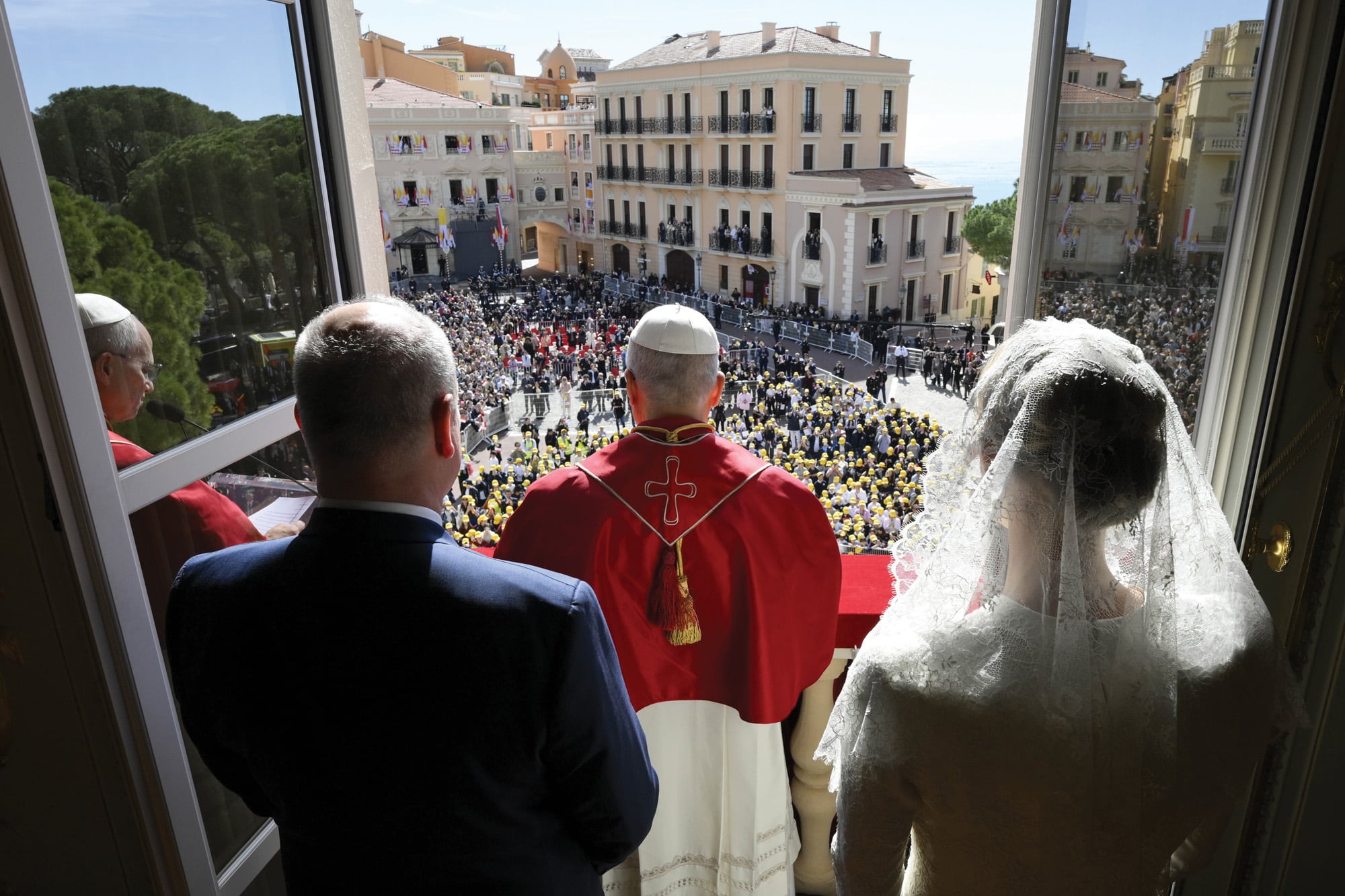 El
Papa saluda
a la multitud
desde el balcón
del palacio