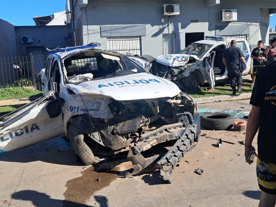 Cuatro policías heridos tras un violento choque entre dos patrulleros en una persecución a motochorros