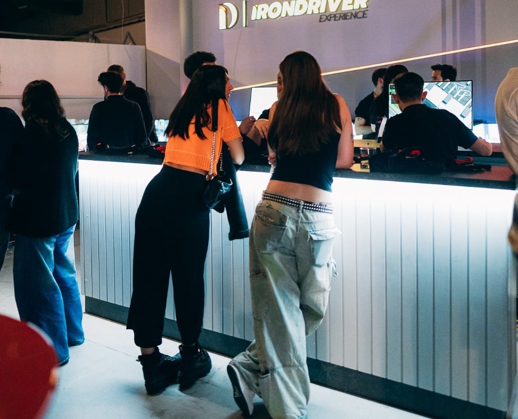 Las chicas también se suben a los simuladores de carreras, y son parte de las watch parties de las carreras de Colapinto