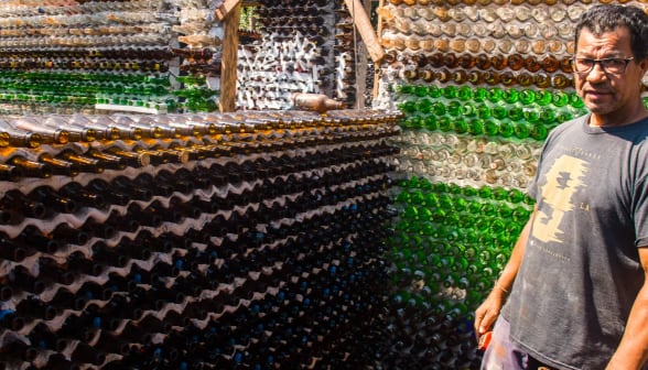 Se quedaron sin trabajo y construyeron una casa de 70 m² con más de 10.000 botellas de vidrio recicladas