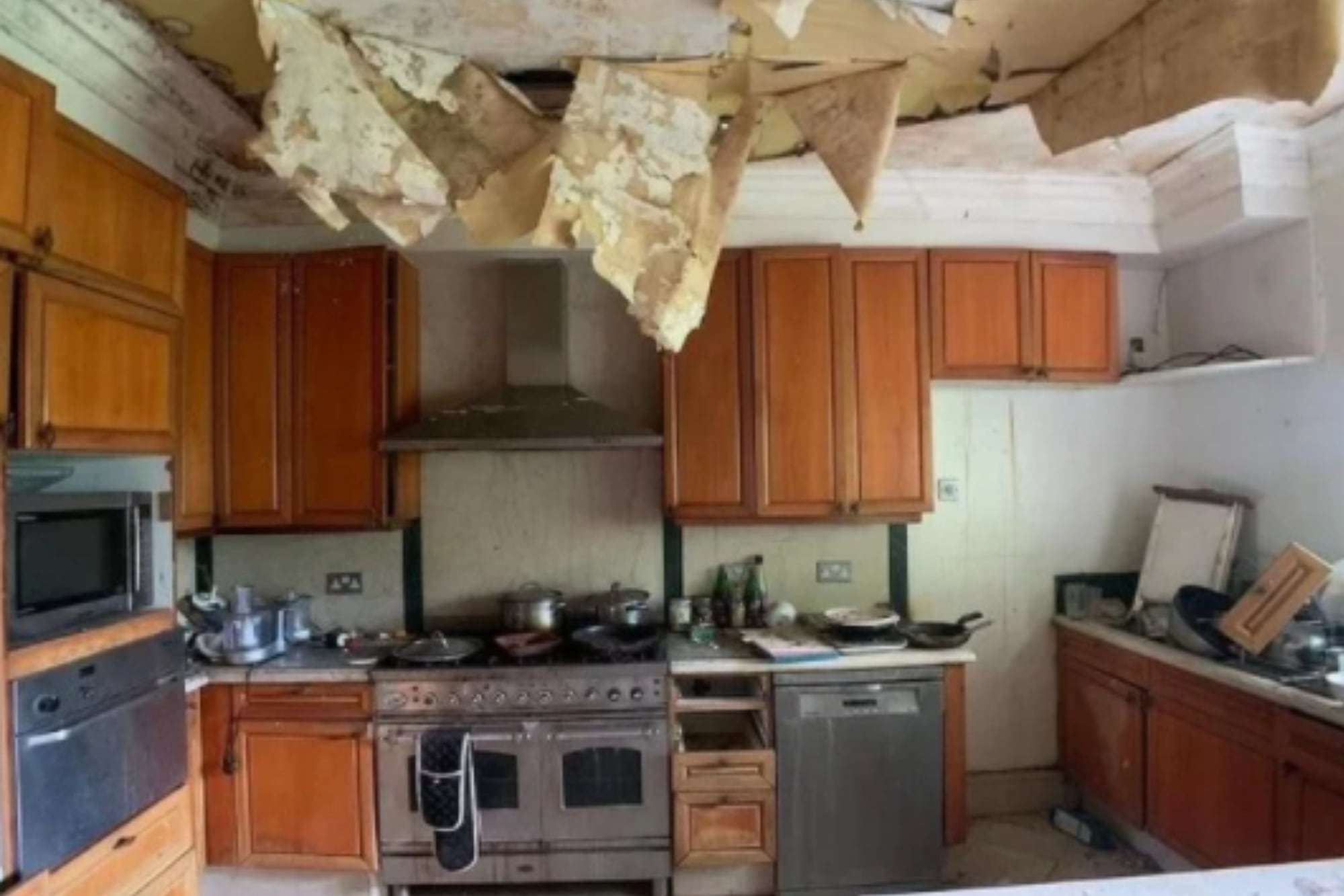 Una fuga de agua provocó destrozos en el techo de la cocina