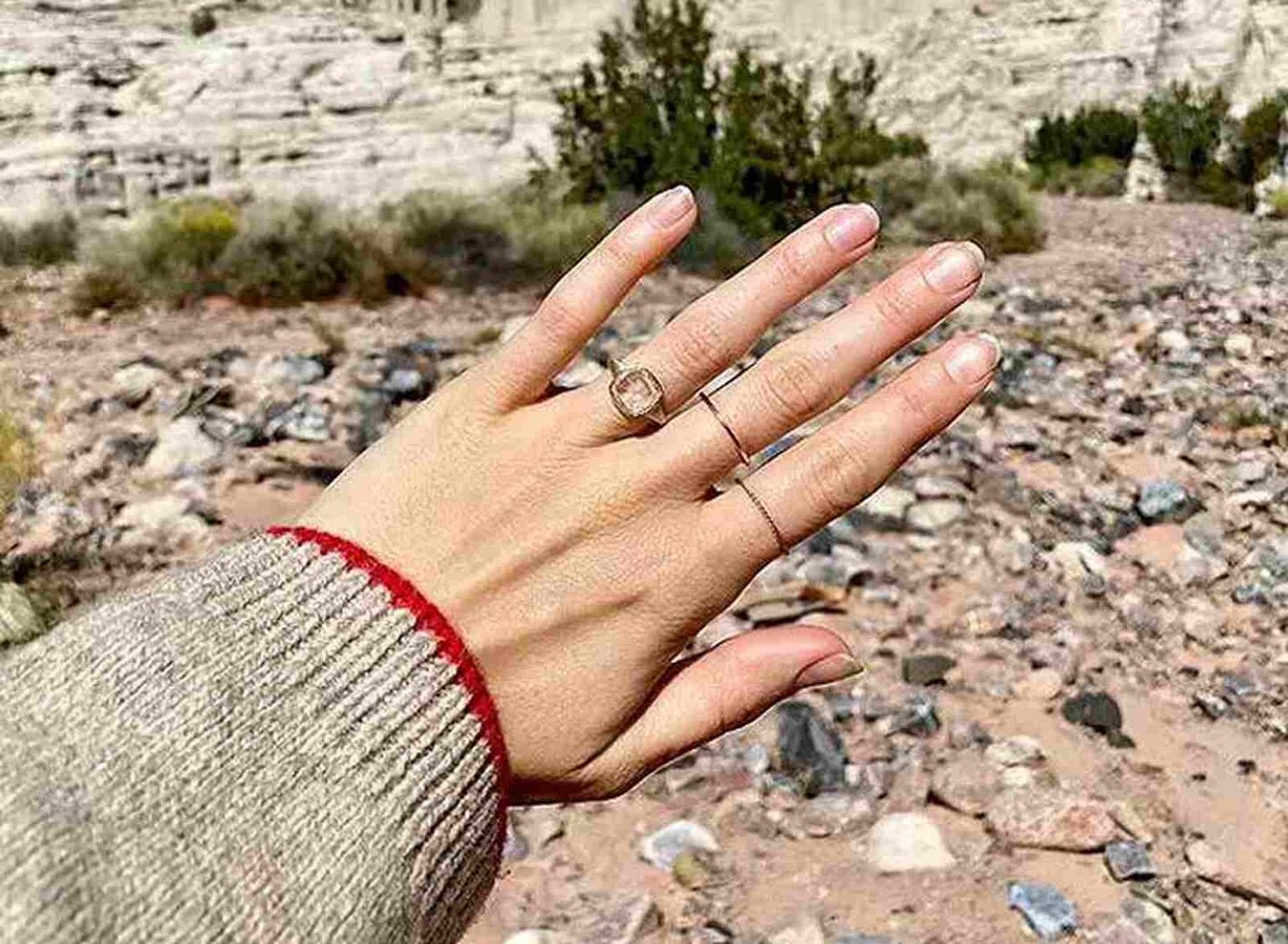 Lily Collins, feliz, con su especial anillo de compromiso