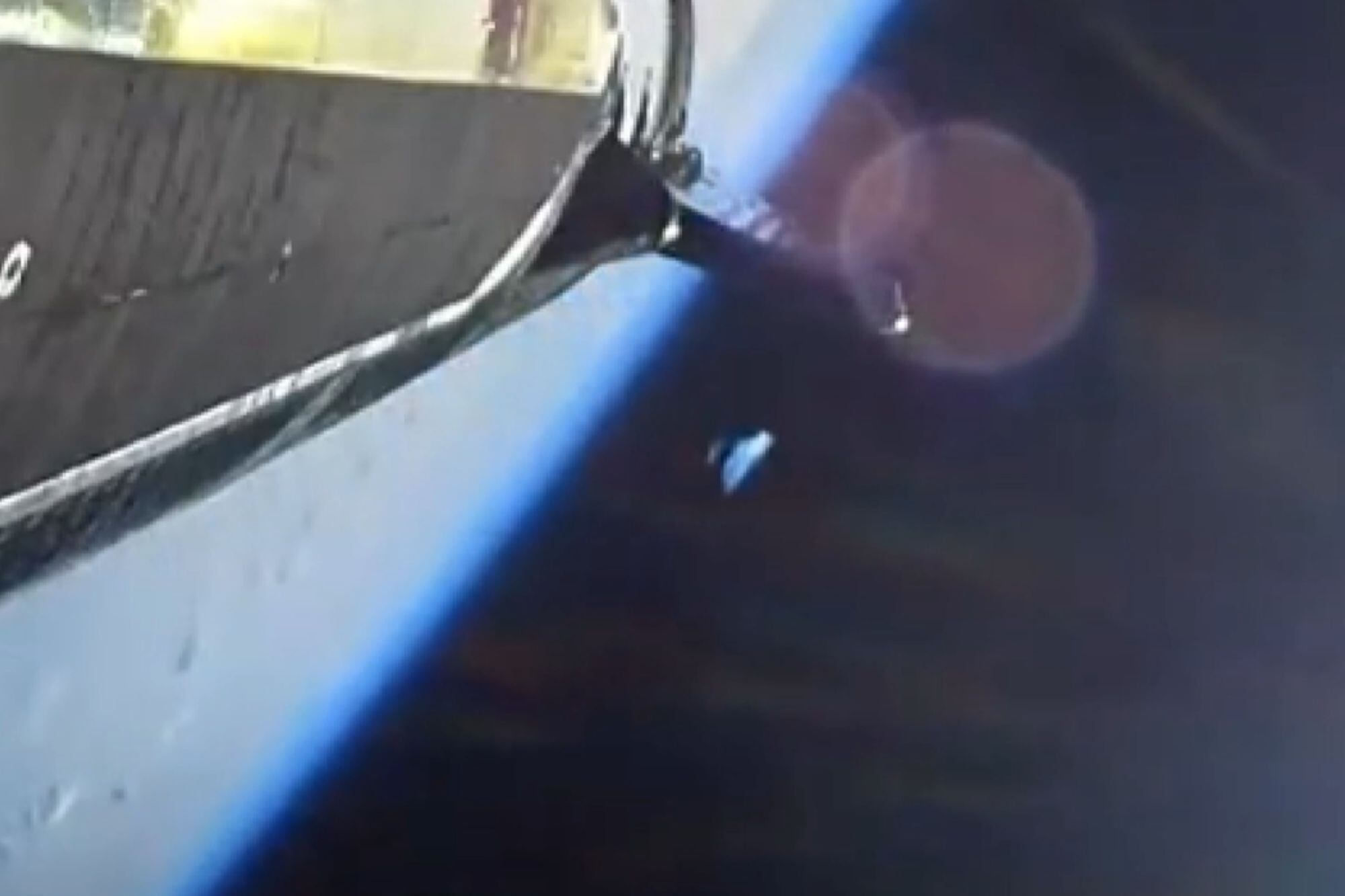 Aseguran que apareció un OVNI en la transmisión en vivo de SpaceX: “¿Qué es esto, Elon Musk?”
