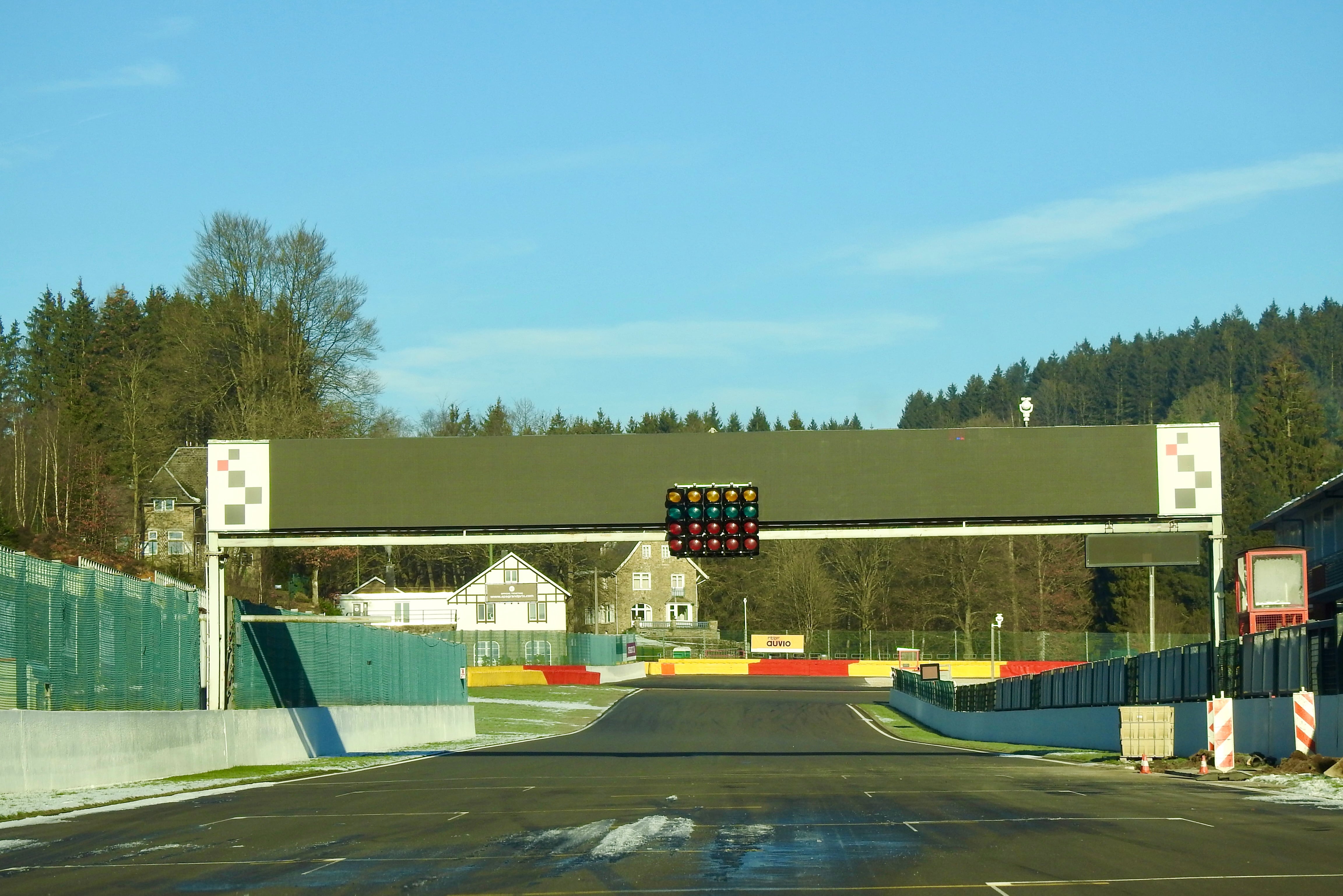 Eau Rouge-Raidillon es la secuencia de curvas más emblemática del trazado, donde los monoplazas superan los 300 km/h