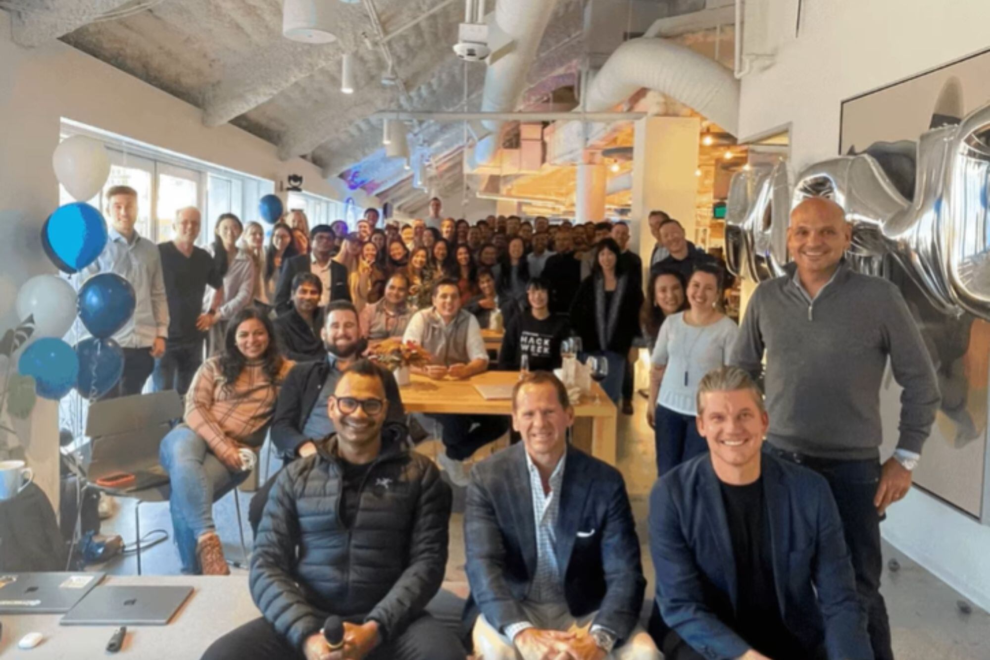 Bansal mostró el equipo que conforma la segunda compañía que fundó en EE.UU.