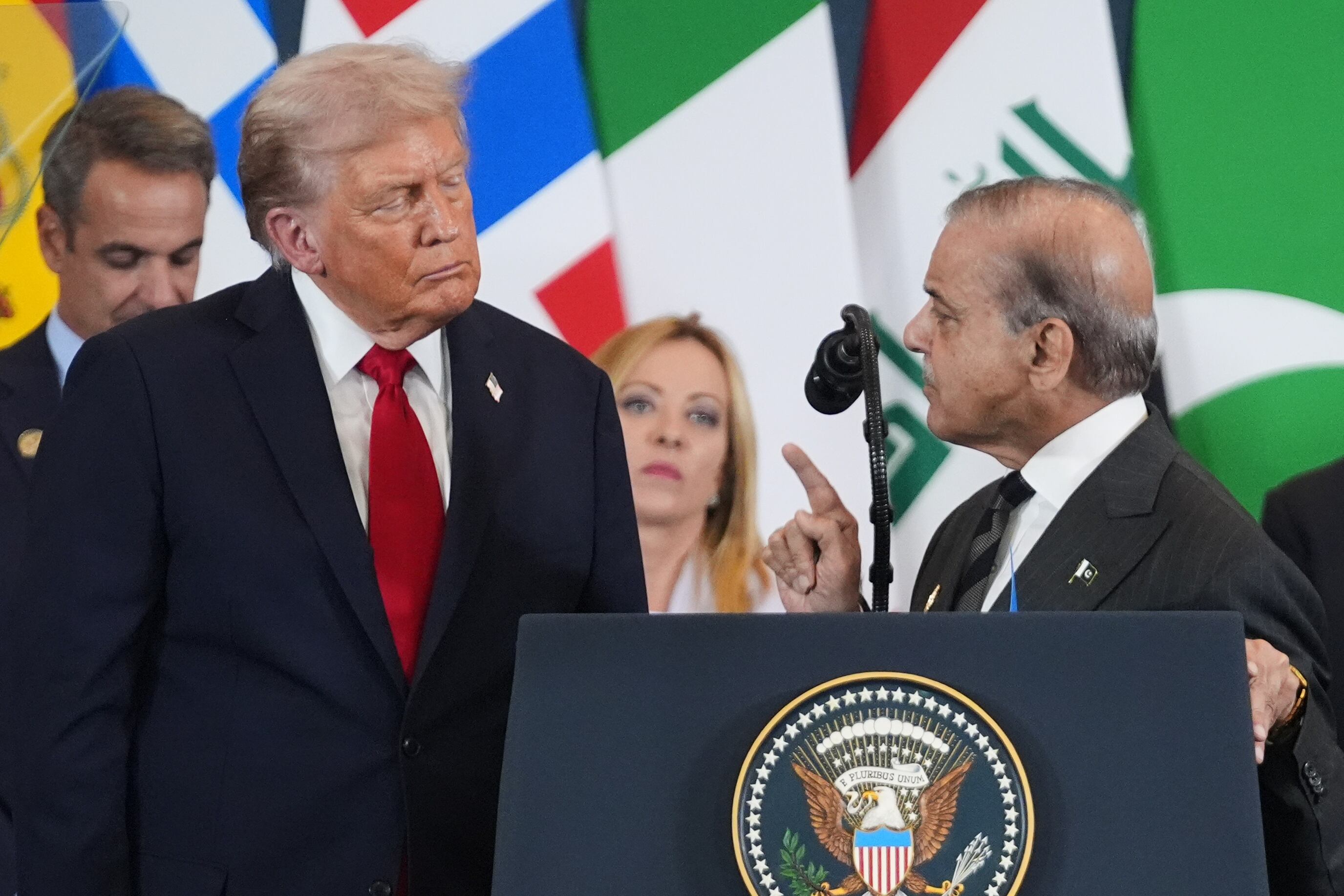 El presidente de Estados Unidos, Donald Trump, escucha una intervención del primer ministro de Pakistán, Shehbaz Sharif