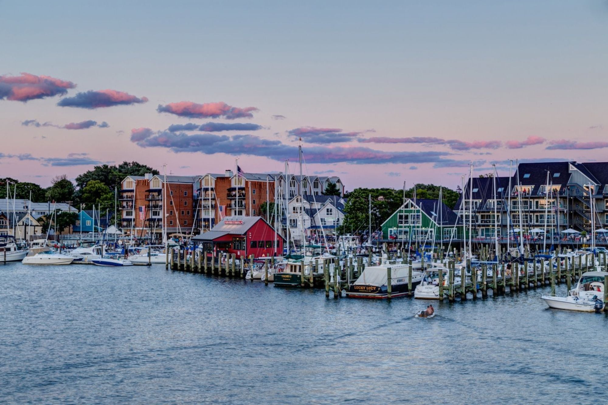 La ciudad costera que está a una hora de Washington y encanta a sus visitantes por sus barcos y puertos históricos