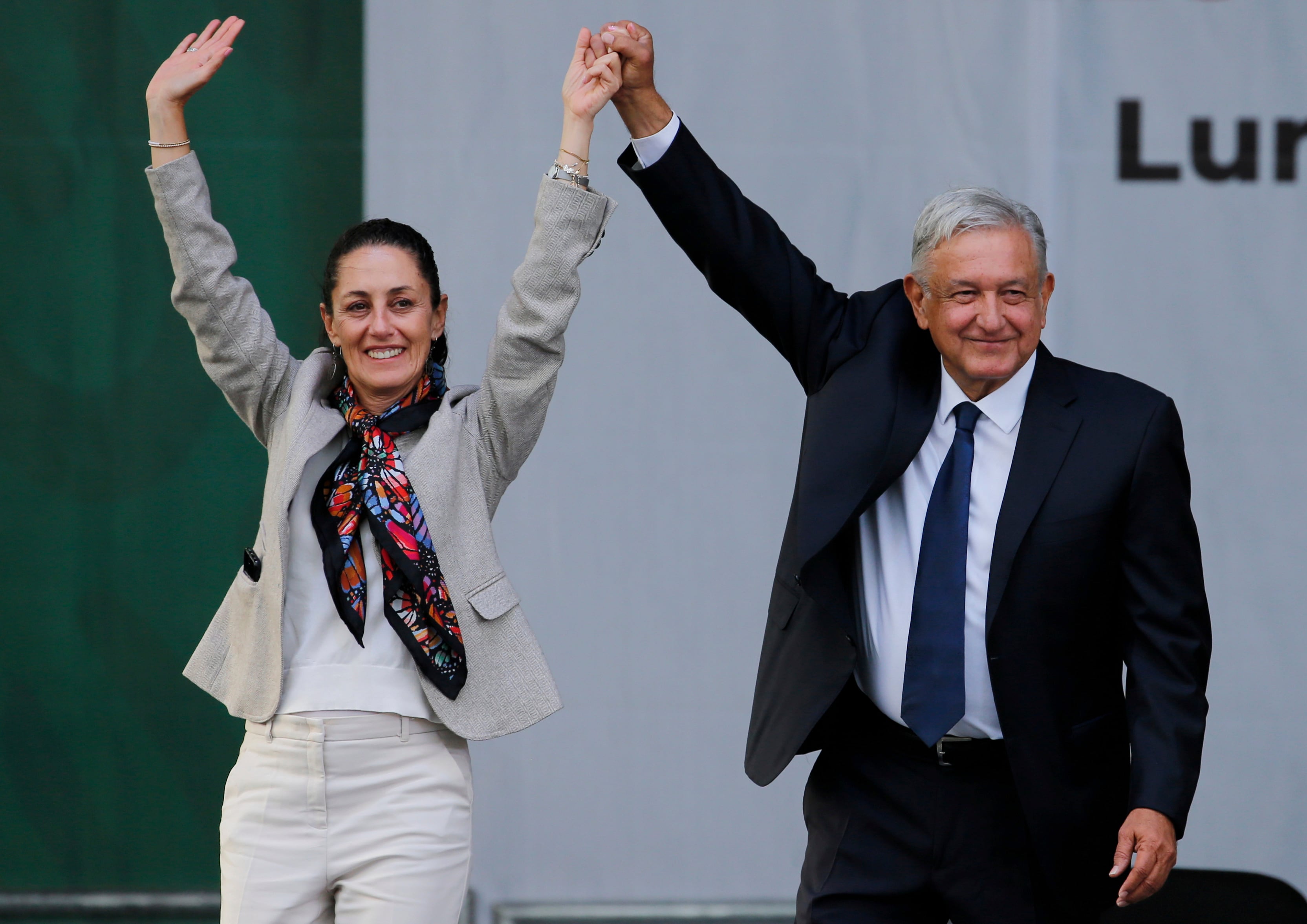 La entonces jefa de gobierno de la Ciudad de México, Claudia Sheinbaum, y el presidente mexicano, Andrés Manuel López Obrador.