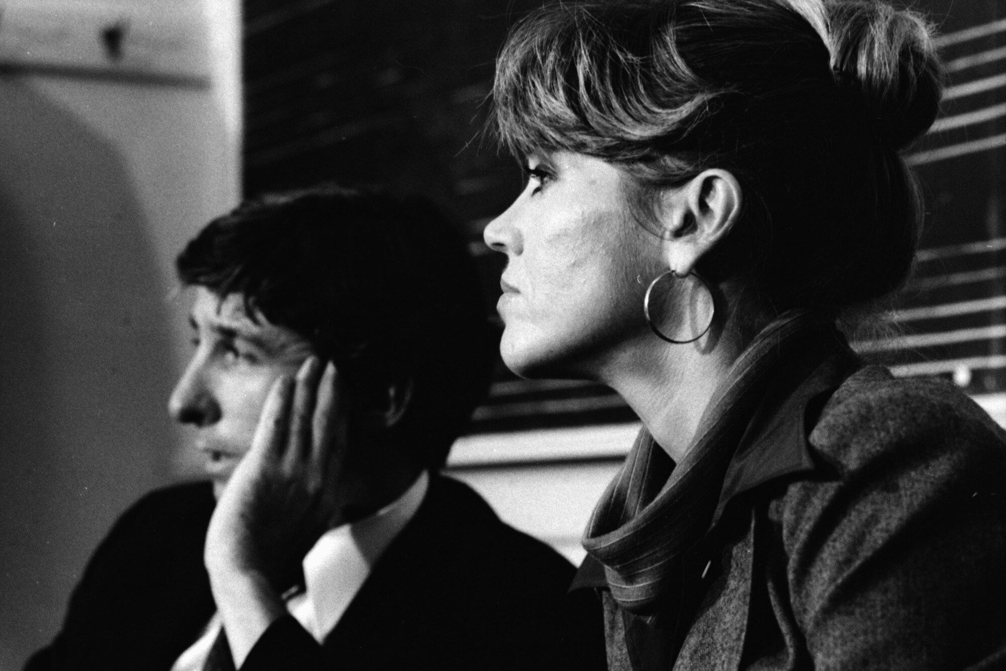 Con su segundo marido, el escritor y político Tom Hayden.