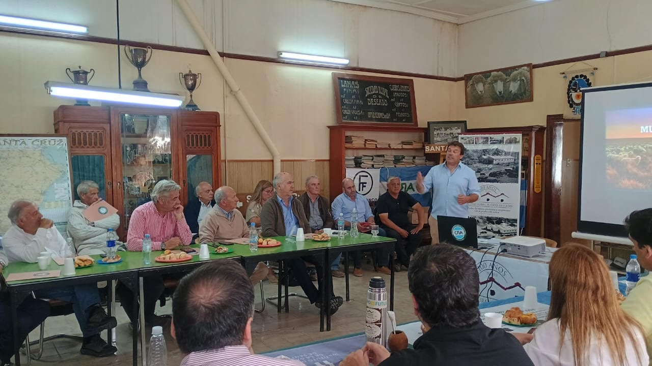 Apesteguía presentó el proyecto ante productores y funcionarios en la Sociedad Rural de Puerto Deseado