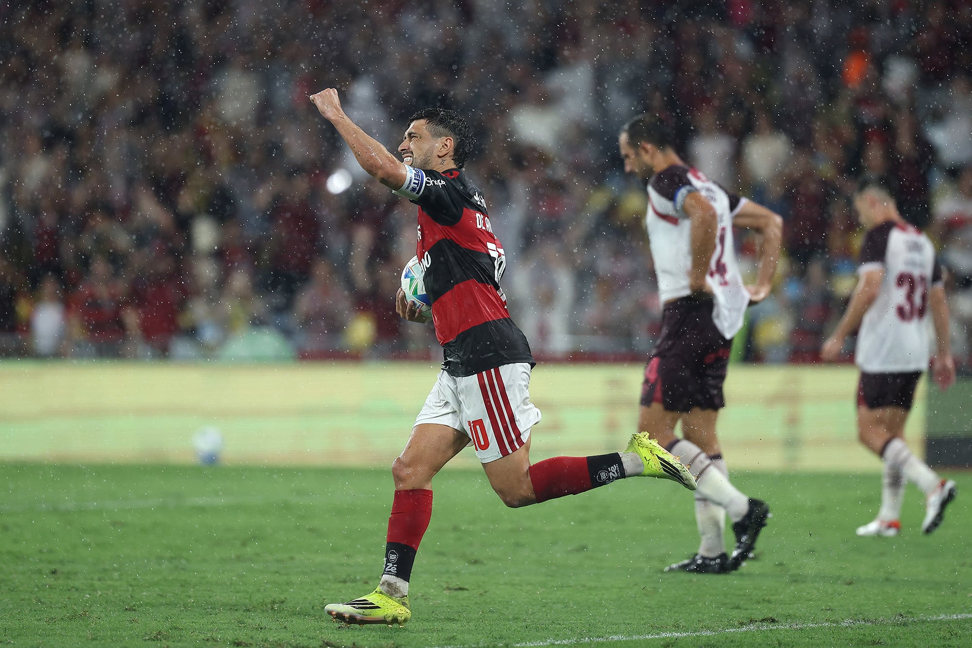 El festejo de Giorgian de Arrascaeta tras el empate de penal