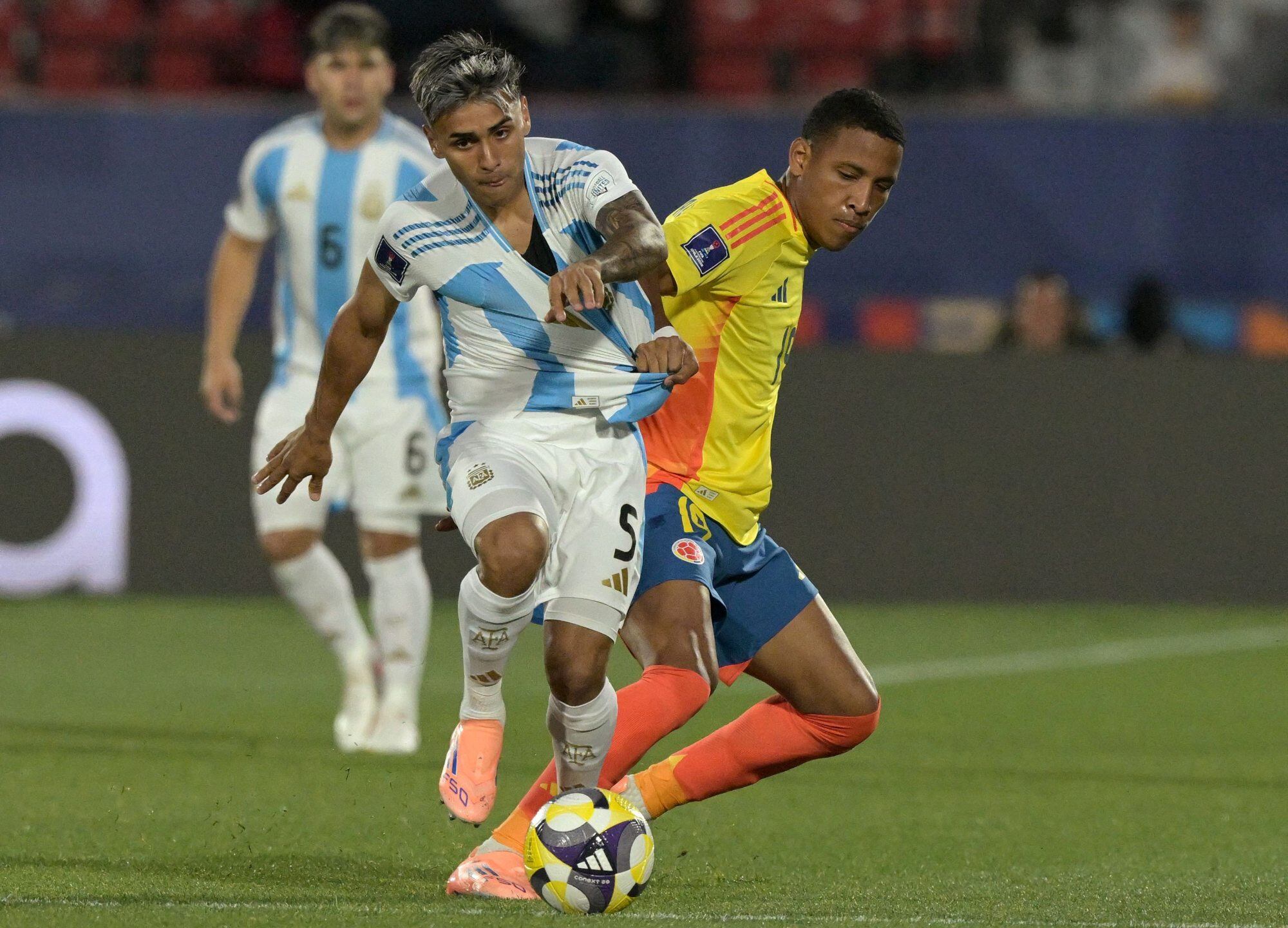 El número 5 de la selección Argentina, Milton Delgado, previo a la falta del colombiano Kener Gonzalez