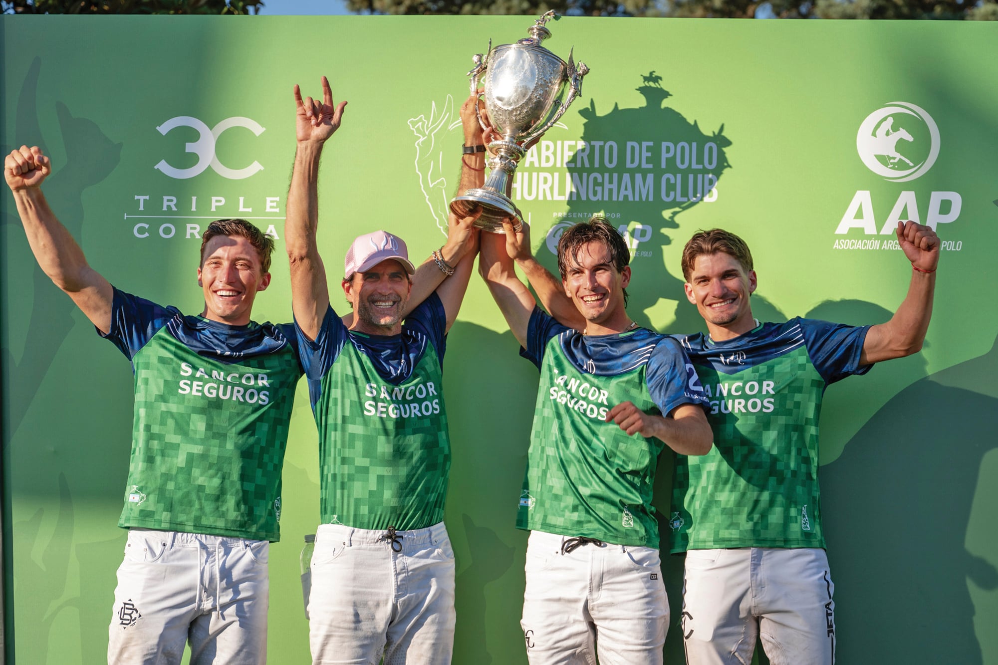 e sol XL y joyería artesanal de Drice. Izquierda: Bartolomé Castagnola, Adolfo Cambiaso, Poroto Cambiaso y Camilo (Jeta) Castagnola, bicampeones