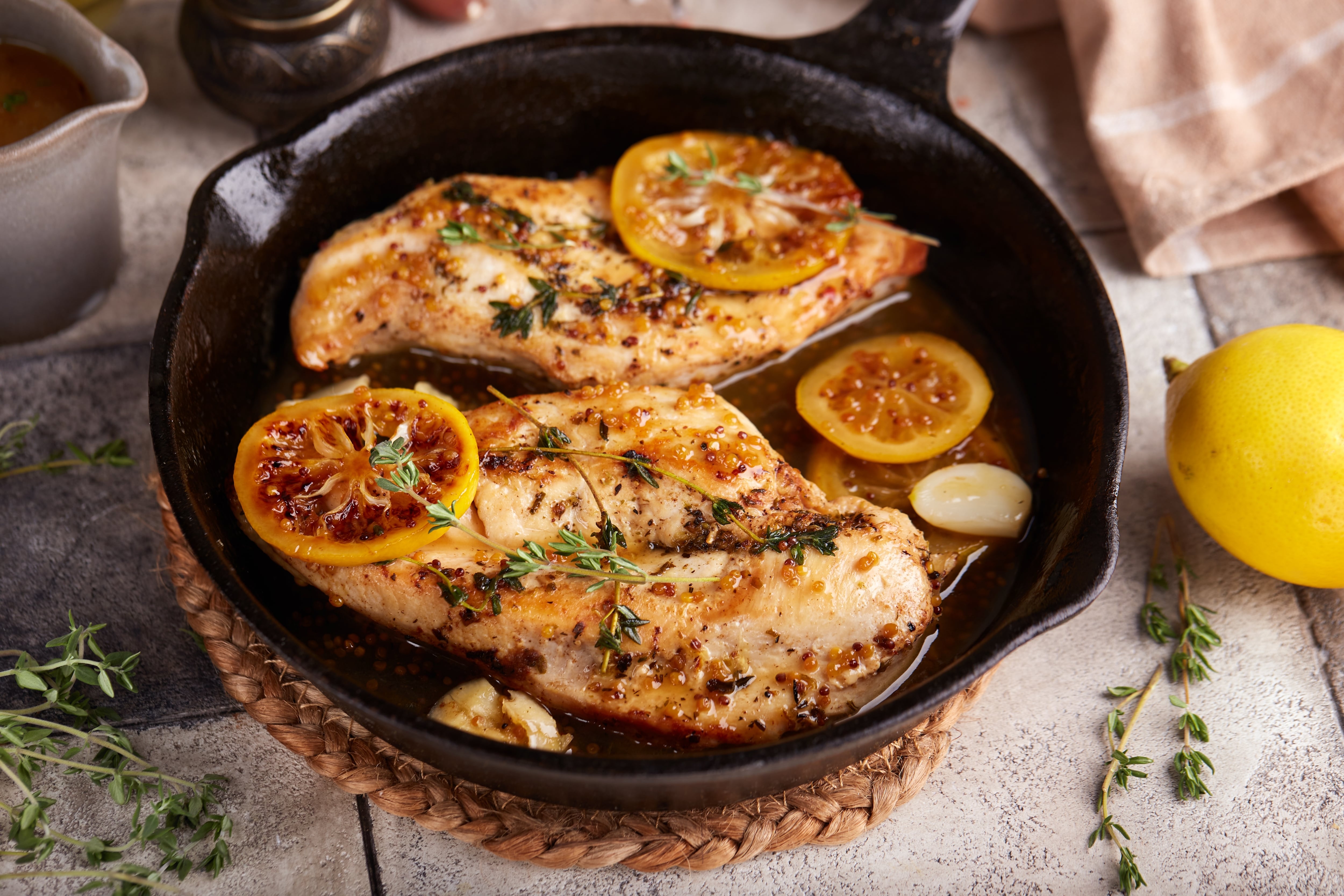 Pechuga de pollo grillada con arroz o puré conforman un plato “de fácil digestión”