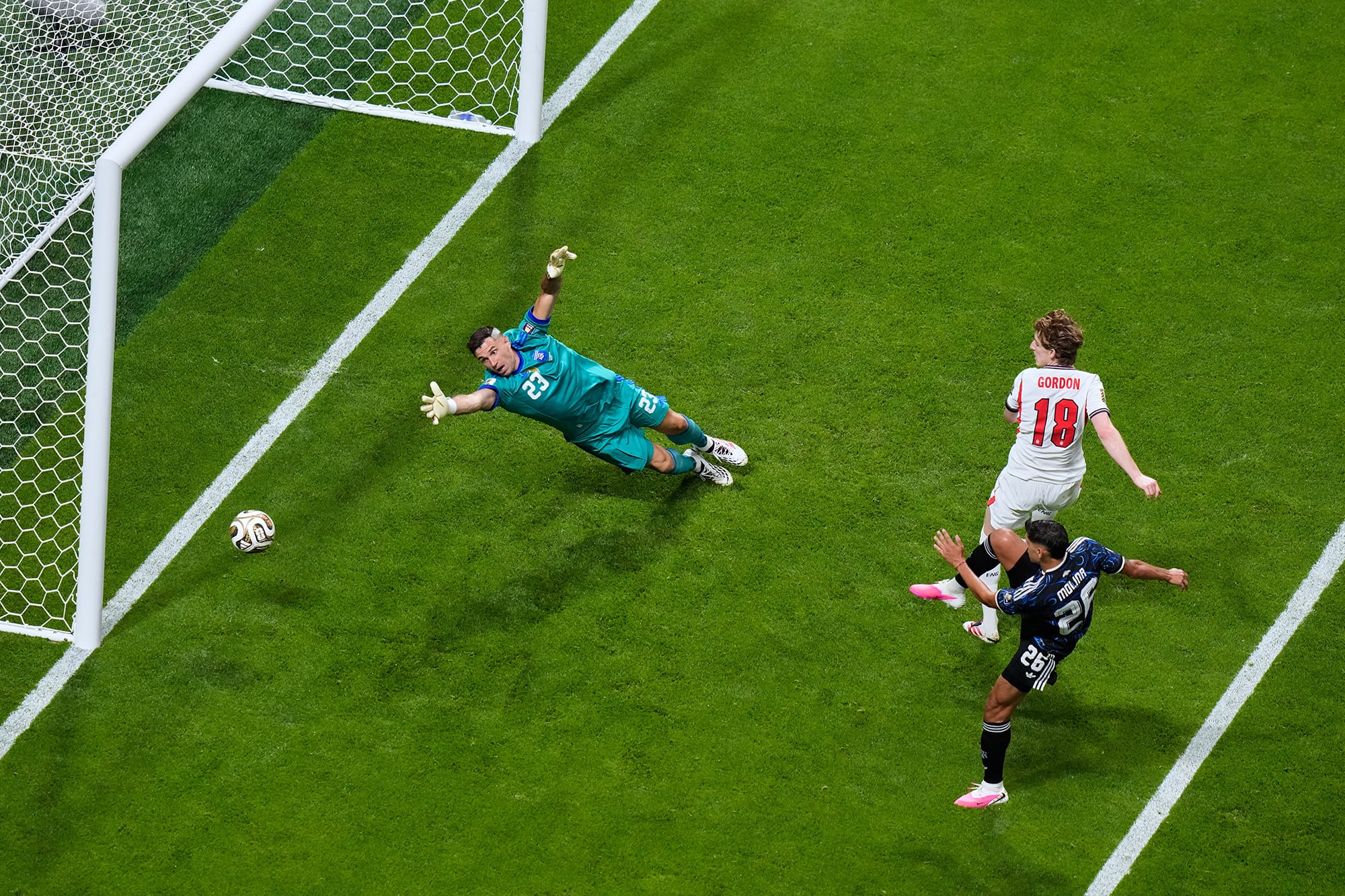 Gol de Anthony Gordon a la Argentina para Inglaterra