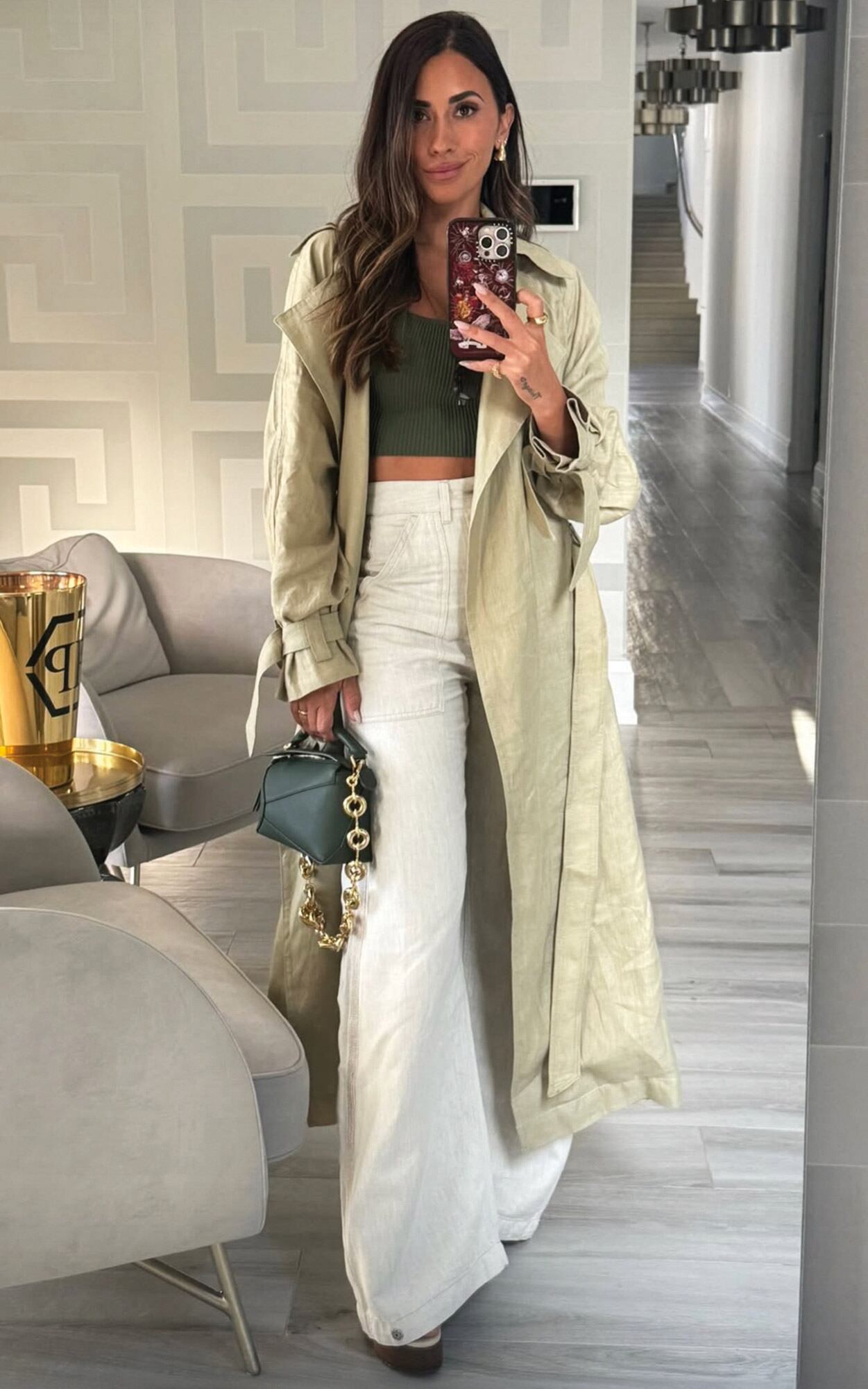 Para su día de tenis Anto llevó uno de sus looks casuales
favoritos: top corto,
jeans holgados,
gabardina y minibag,
de Loewe en este
caso.