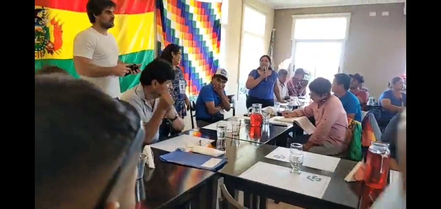 Franco Bindi, de pie, en un acto de Evo Morales cuando este vivió en la Argentina