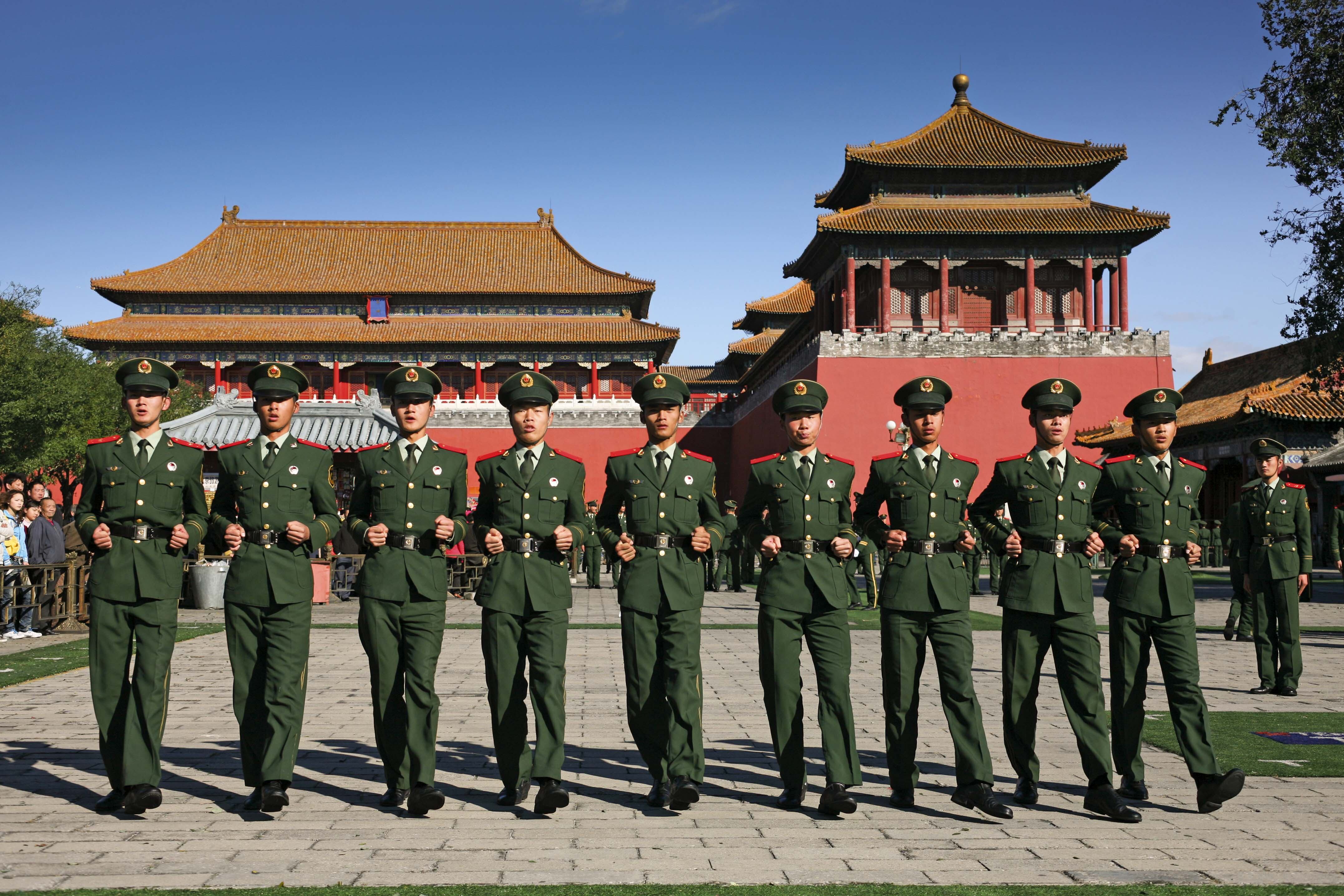 Policías en la Plaza de Tiananmen en Beijing.