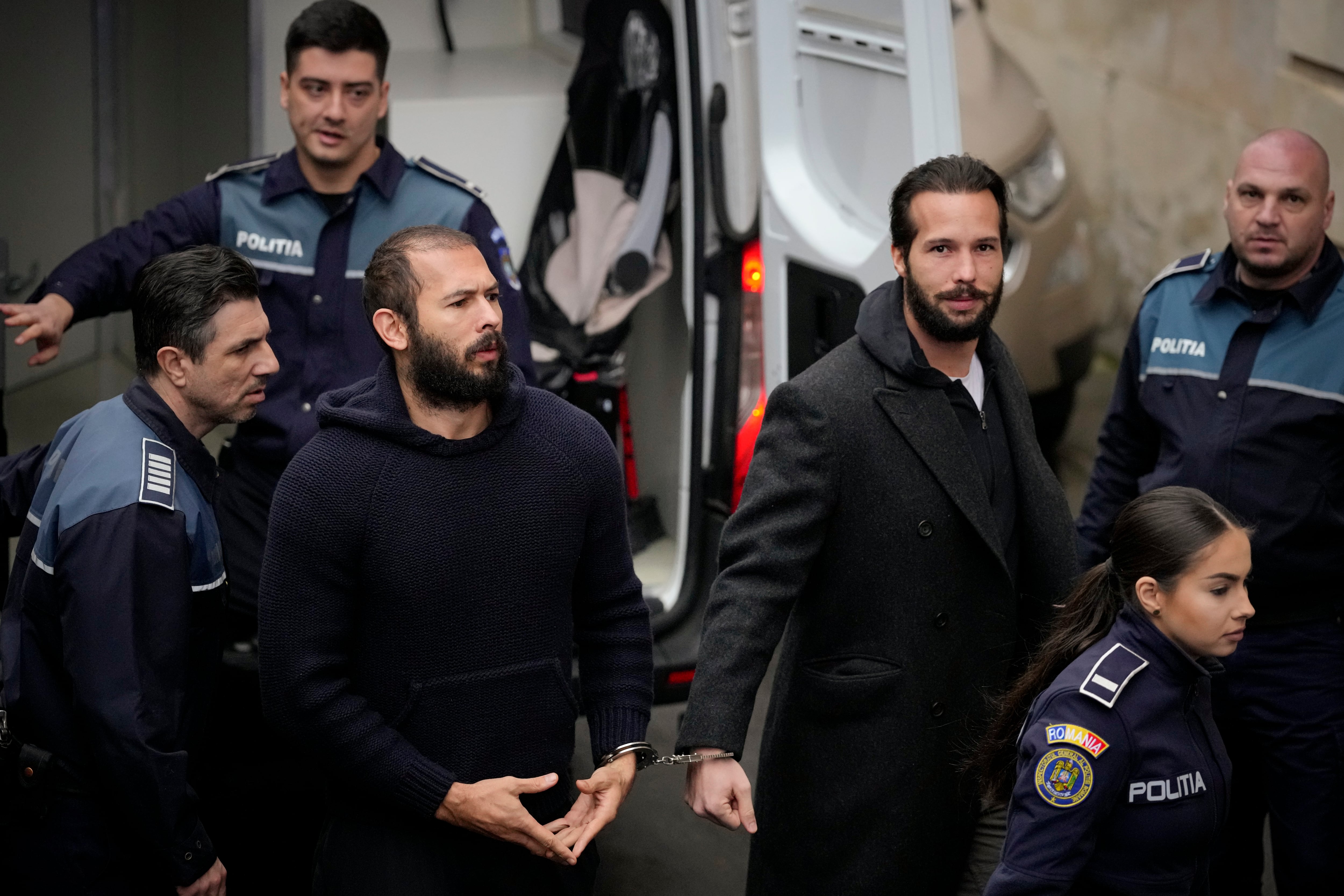 Desde diciembre de 2022, los hermanos Tate también son investigados en Rumania, donde fueron acusados de integrar una organización criminal dedicada a la trata de personas, explotación sexual y otros delitos