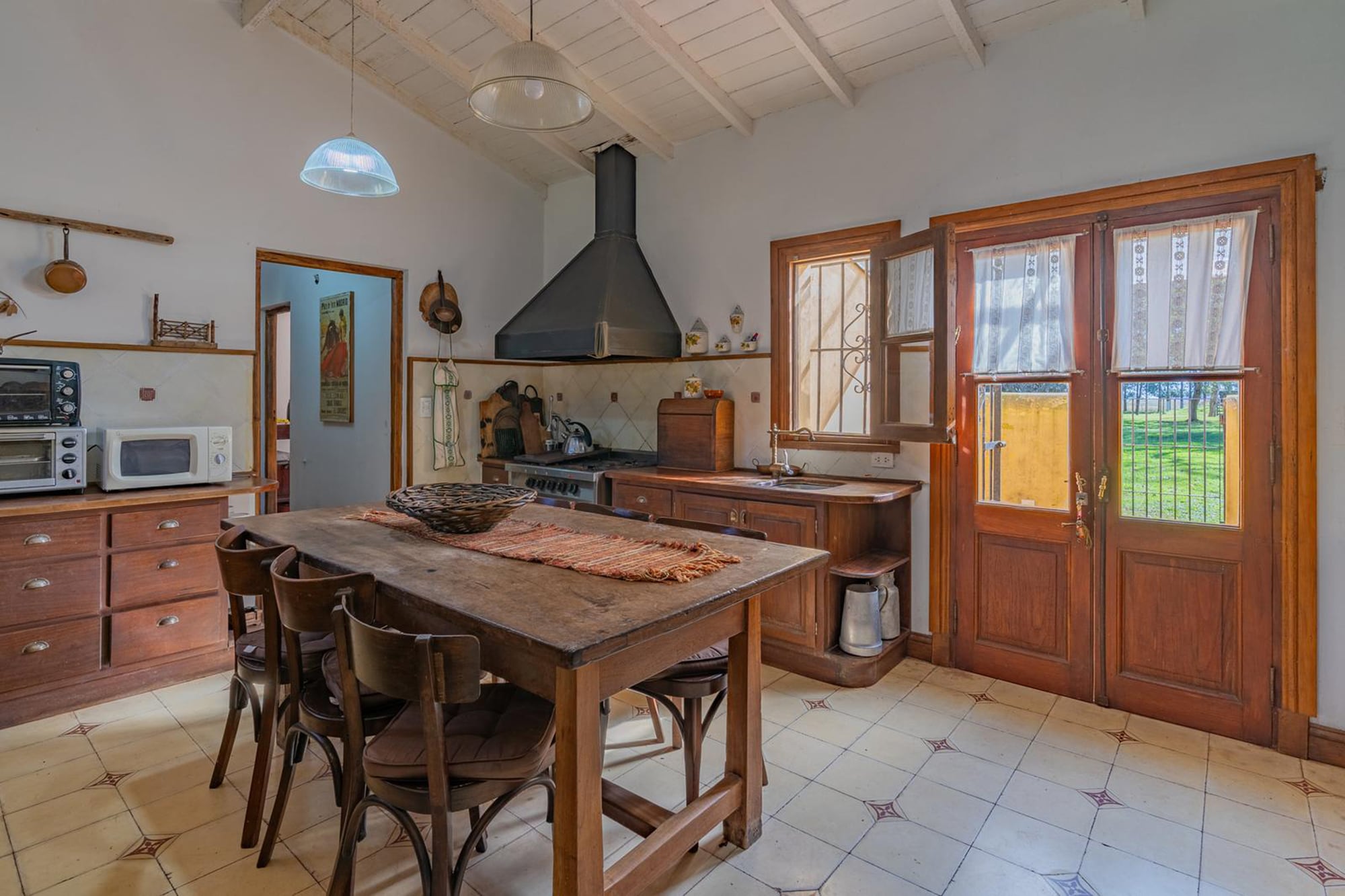 Así se ve la cocina de la estancia, que mantiene detalles originales