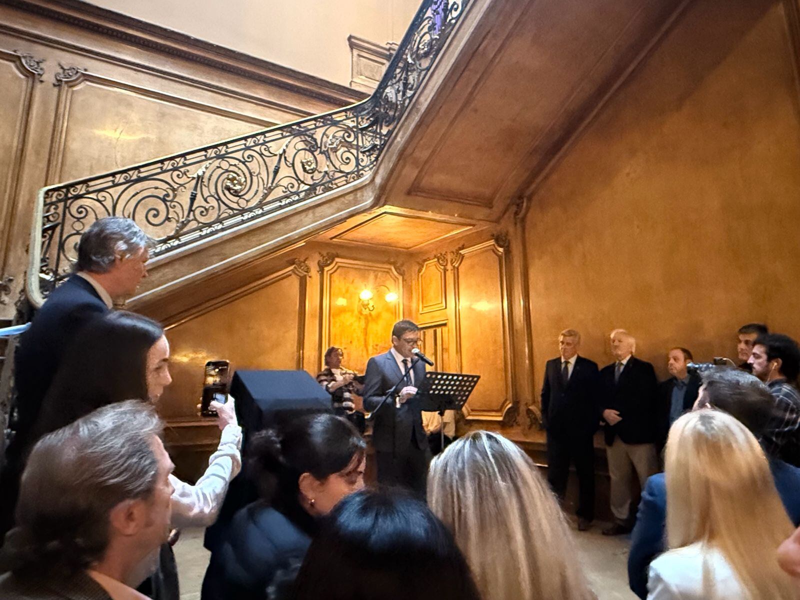 Marcos Pereda sobre la escalinata y Pino sobre la pared de enfrente