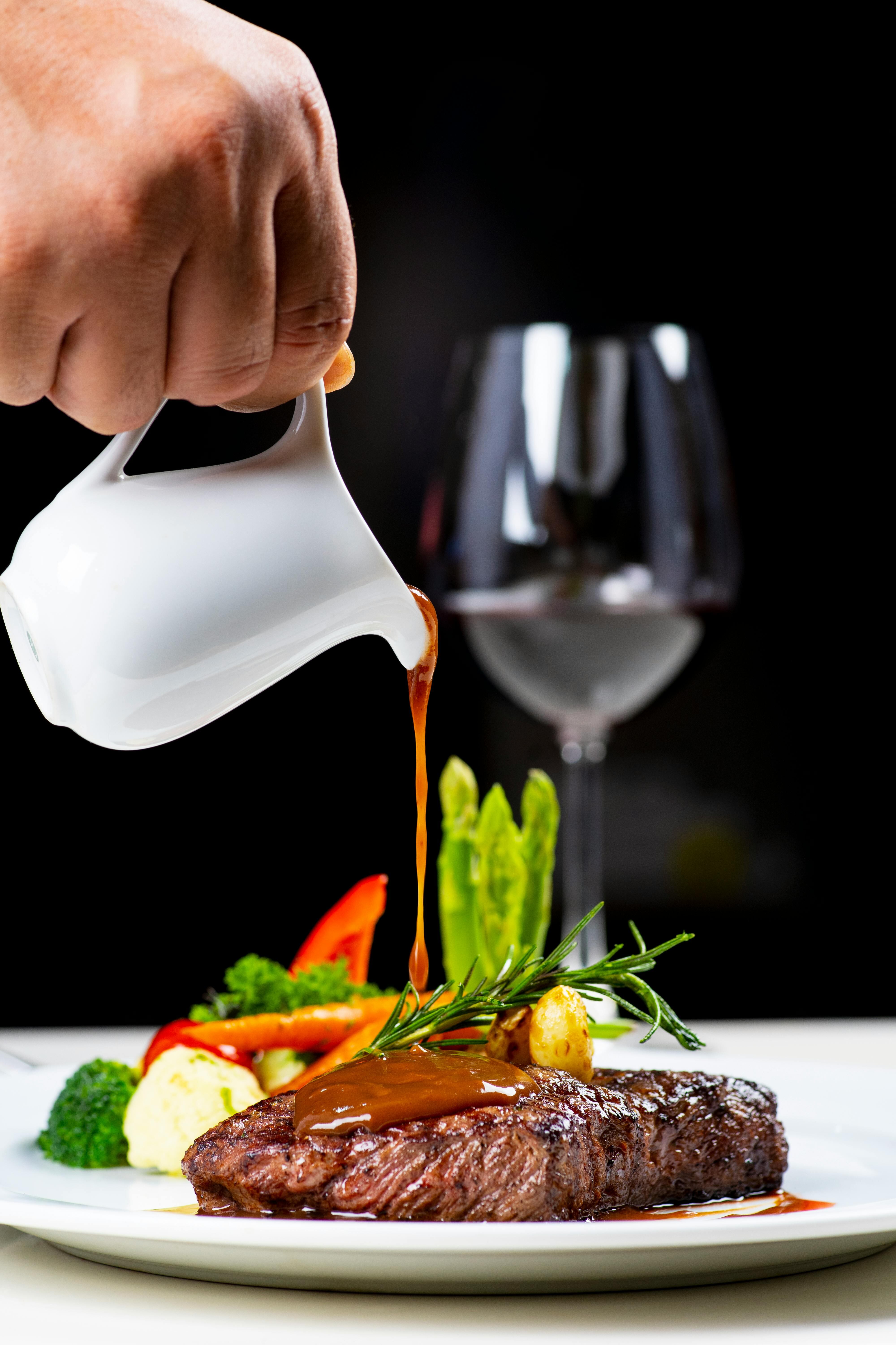 El jugo de carne es uno de los ingredientes principales del gravy (Pexels/Vui Nguyen)