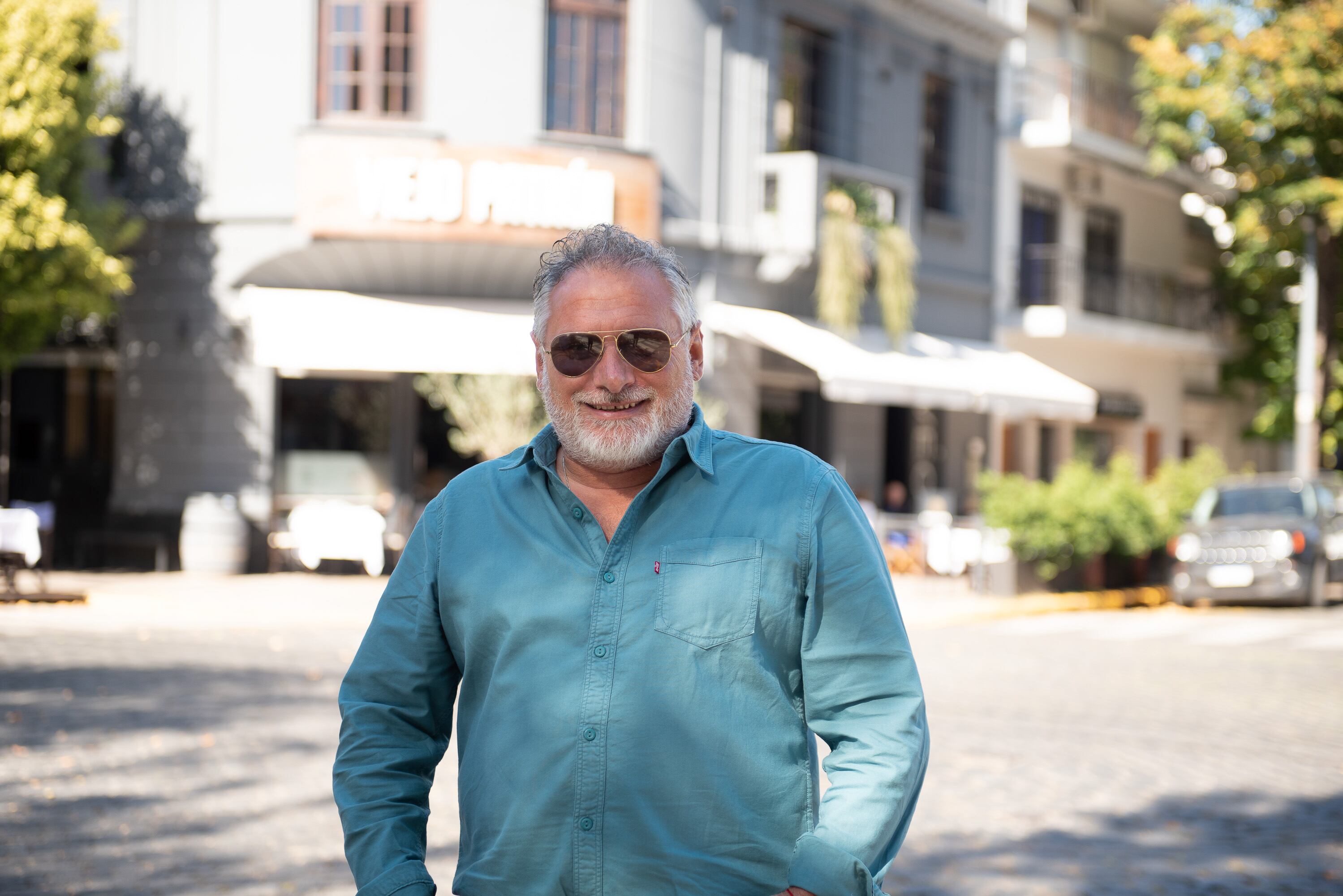 Julio Gagliano en el frente de su restaurante de Liniers.