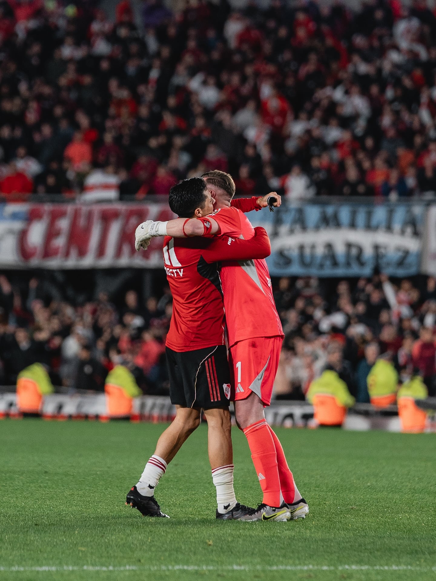 La cuenta oficial de River Plate compartió una foto del emotivo abrazo de Franco Armani y Enzo Pérez que emocionó a muchos, incluido a Dibu Martínez