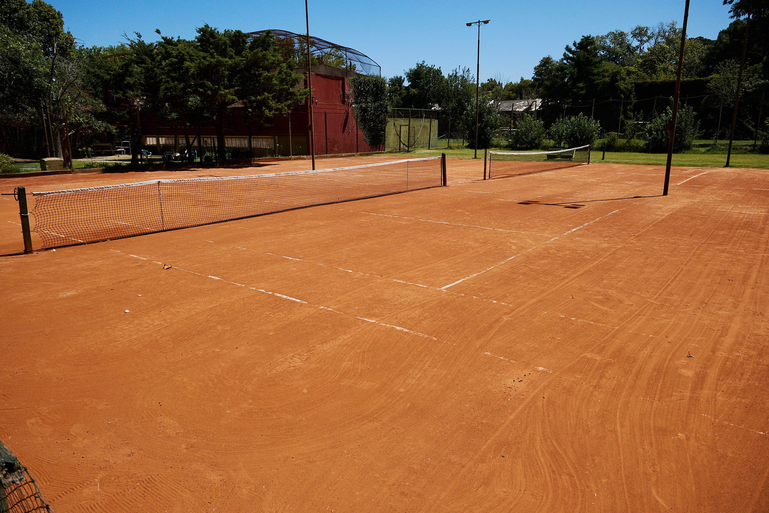 En los años 70, el club vivía otra escala: llegó a reunir entre 3000 y 4000 socios, con filas para jugar al tenis y para entrar a la cancha de pelota paleta. El movimiento era constante, una postal muy distinta a la de hoy