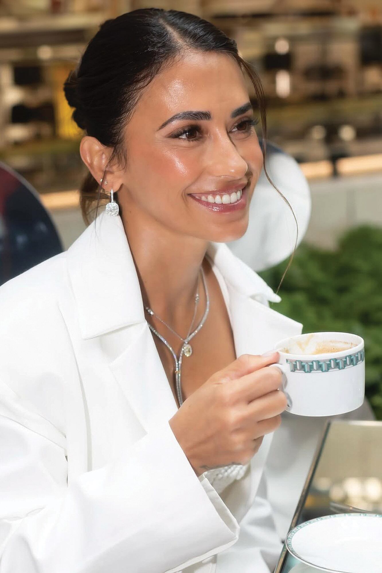 Complementó el equipo
con collares de diamantes amarillos y blancos y
aros de platino con diamantes de la firma.