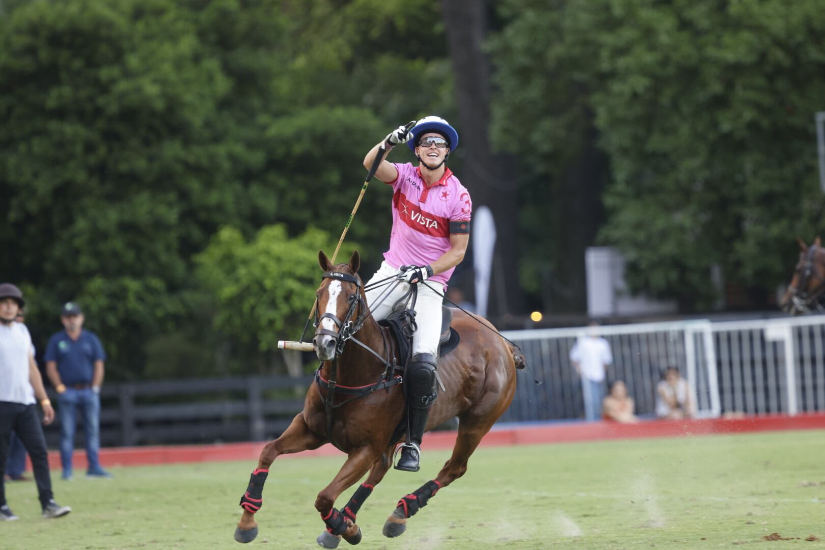 Festeja Cruz Heguy, el capitán de Indios Chapaleufú, que logró el máximo triunfo desde su vuelta a la Triple Corona, 13 años después;