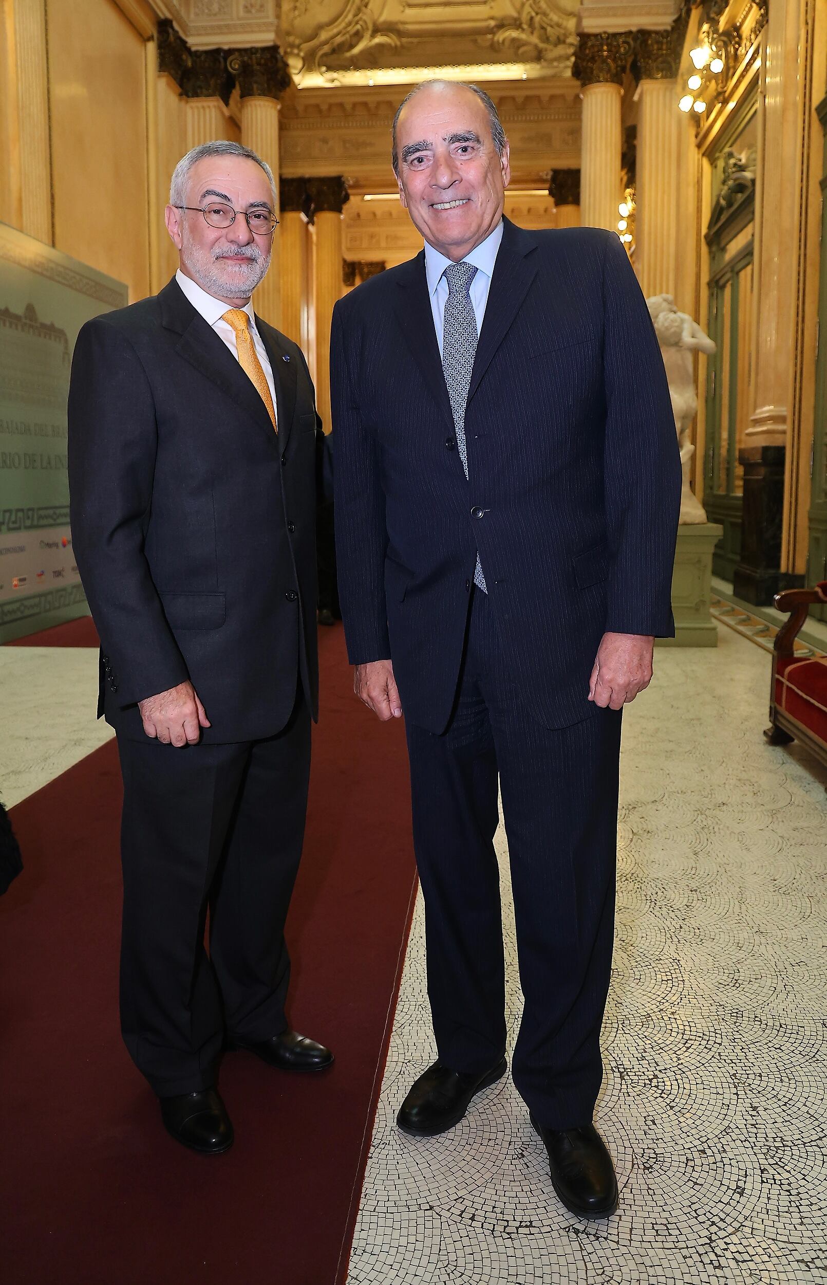 El jefe de gabinete Guillermo Francos junto al embajador de Brasil, Julio Bitelli, en el teatro Colón.