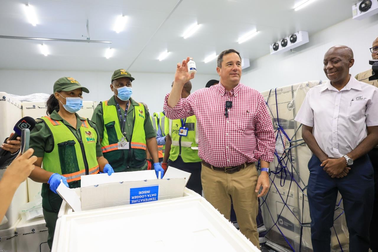Por una emergencia sanitaria: una empresa argentina le entregó a Sudáfrica un millón de vacunas