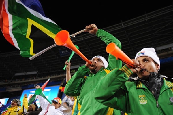 En la categoría del sonido, por ejemplo, la vuvuzela, aquel emblemático instrumento que ganó popularidad en el Mundial 2010, no tendrá permitido ingresar a las tribunas de los estadios para este Mundial, según confirmó la agencia Reuters. El motivo es que el ruido de estos tubos puede generar molestias auditivas.
