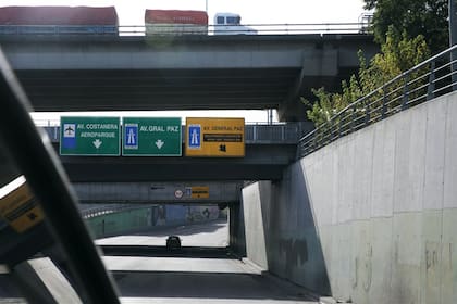 1. Primeros letreros sobre la avenida Sarmiento, poco legibles