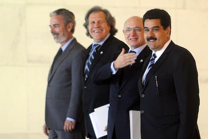 30 de julio de 2012. Los ministros de Relaciones Exteriores Antonio Patriota, de Brasil; Luis Almagro, de Uruguay; Héctor Timerman, de Argentina, y Nicolás Maduro, de Venezuela, durante un ecuentro en Brasilia