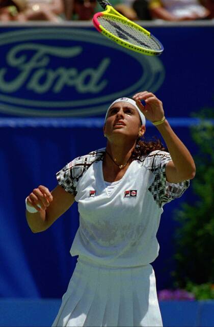 30) La raqueta en el aire, la mirada seria de Gaby. Una imagen de enero de 1996, en Australia, en el penúltimo Grand Slam de su carrera (el último fue el US Open de ese año).
