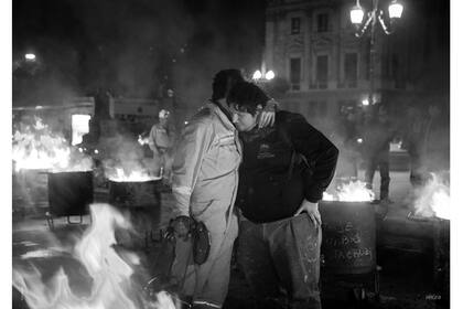 Un trabajador del Yacimiento Carbonífero Río Turbio se abraza con un trabajador del Astillero Río Santiago durante el "Carbonazo" y acampe de los mineros frente al Congreso de la Nación en protesta por los recortes en el presupuesto nacional. CABA 3 de octubre de 2018. Foto: Flor Guzzetti
