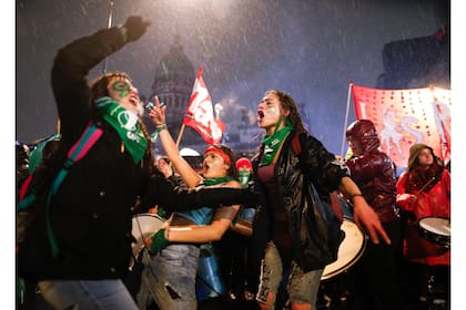 Manifestantes frente al Congreso bajo la lluvia siguen por pantallas gigantes el debate del proyecto de Ley de Interrupción Voluntaria del Embarazo en la Cámara de Senadores. CABA, 8 de agosto de 2018. Foto: Natacha Pisarenko