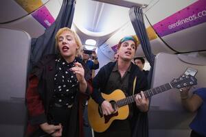 Viajaron por Aerolíneas Argentinas al Lollapalooza y Miranda cantó en el vuelo