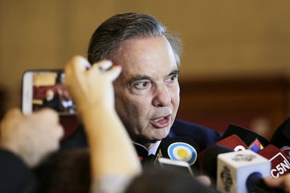 Pichetto habla con los medios en 2017