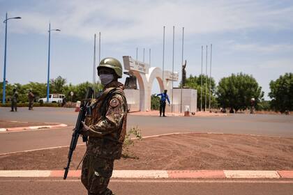 31-05-2021 May 31, 2021, Bamako, Bamako district, Mali: Malian security forces supervised a gathering of about a hundred supporters who came to welcome the new president of the transition, Colonel Assimi Goita, upon his arrival at the airport of Senou-Bamako on Monday, May 31, 2021. The President of the transition went this weekend to the extraordinary ECOWAS summit that brought together West African heads of state in Accra on the Malian crisis. POLITICA Europa Press/Contacto/Nicolas Remene