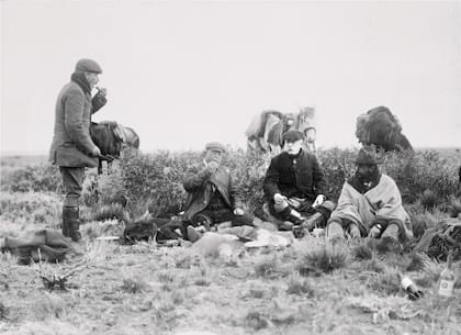 31 de mayo de 1902, cuando el Perito Moreno (sentado a la izq), cumplía 50 años.
