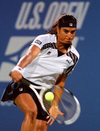 31) El fabuloso revés de Sabatini, su mejor tiro, durante un partido de agosto de 1996, en el US Open. Alcanzó la tercera ronda y fue su último Grand Slam.