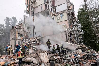 31 July 2025, Ukraine, Kiev: Rescue workers search for survivors under the rubble of a destroyed residential building after a Russian missile attack that struck Kiev. Photo: Svet Jacqueline/ZUMA Press Wire/dpa