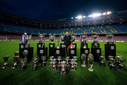 31/05/2023 Sergio Busquets con sus 32 títulos ganados con el FC Barcelona, en su último homenaje en el Spotify Camp Nou. "Es un hasta luego porque nos volveremos a encontrar y a disfrutar" Xavi: "Me gusta tener a Busi, ha rozado el '10' en todo" DEPORTES FCB